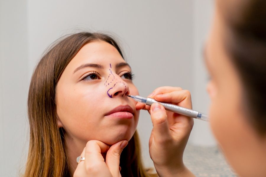 Czy da się wykonać korektę nosa bezoperacyjnie?